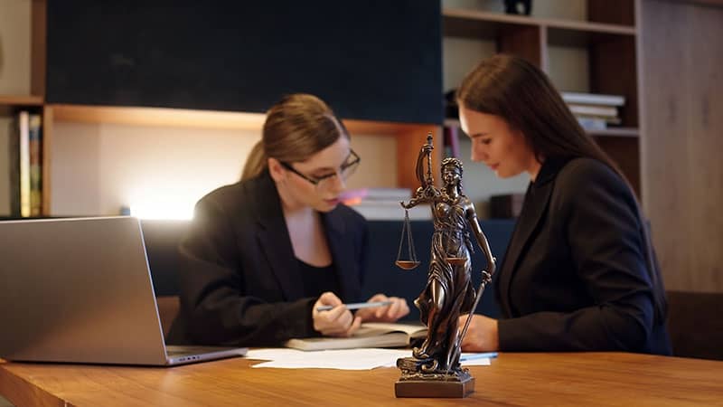 JUDGE AND LAWYER DISCUSSING THE SENTENCE FOR PRISONER PROACTIVE LEGAL SUPPORT